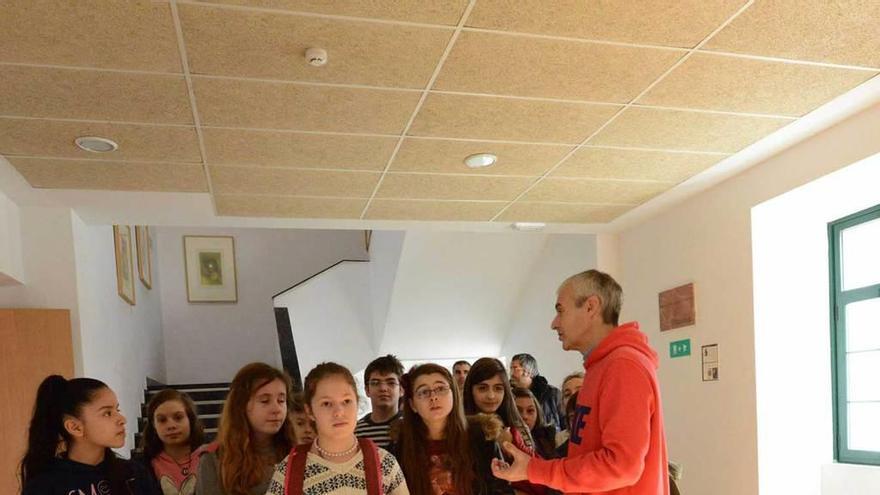 El IES Bernaldo de Quirós conoce a sus futuros alumnos en una visita