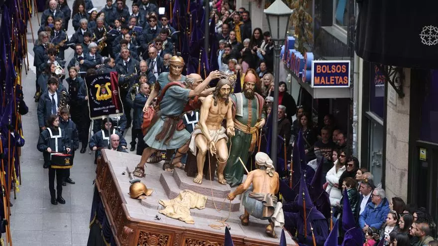 VÍDEO | Levantan el paso de la Coronación de Espinas después de que los cargadores perdieran el equilibrio