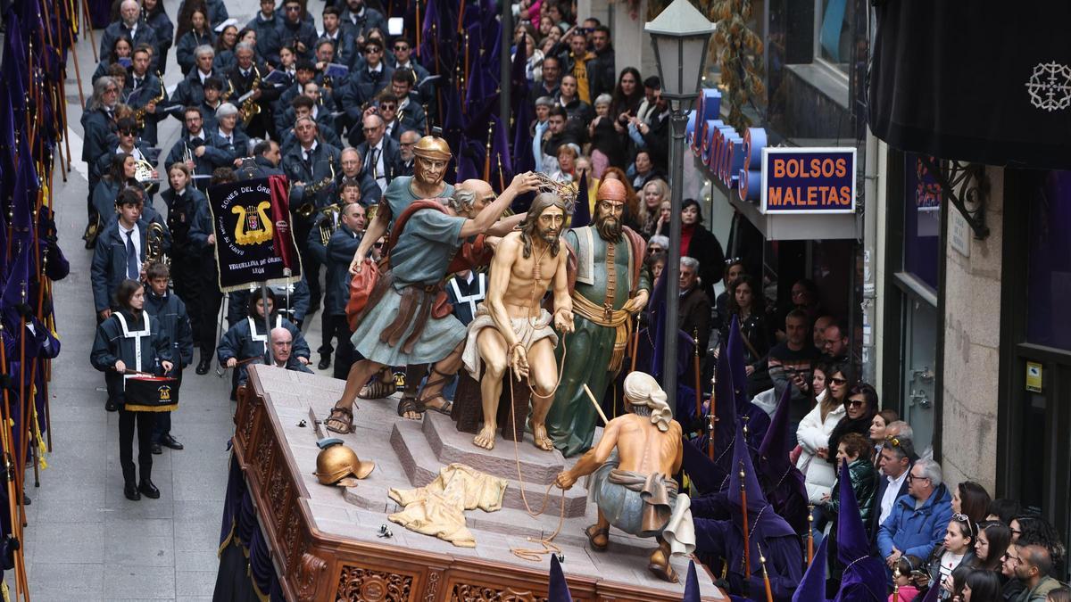 VÍDEO | Levantan el paso de la Coronación de Espinas después de que los cargadores perdieran el equilibrio