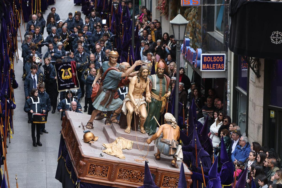 Momento en el que se pierde el equilibrio del paso de la Coronación de las Espinas