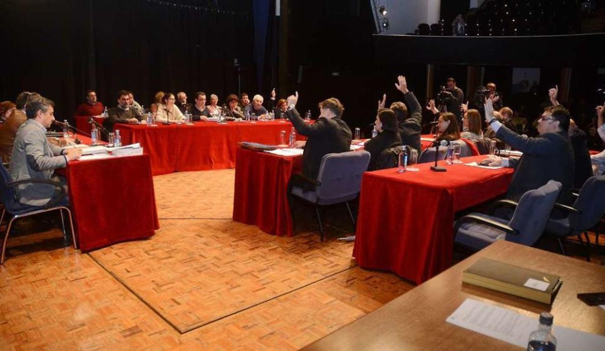 Critican la "soberbia" de Lores por beneficiarse de una baja médica en el PP para aprobar las cuentas