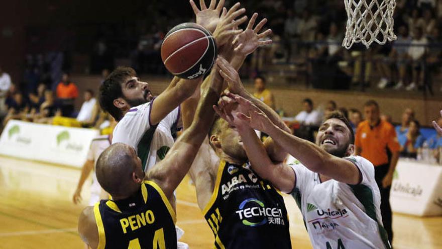 Dejan Musli, a la derecha, trata de capturar un rebote en el encuentro del Torneo Costa del Sol ante el Alba Berlín.