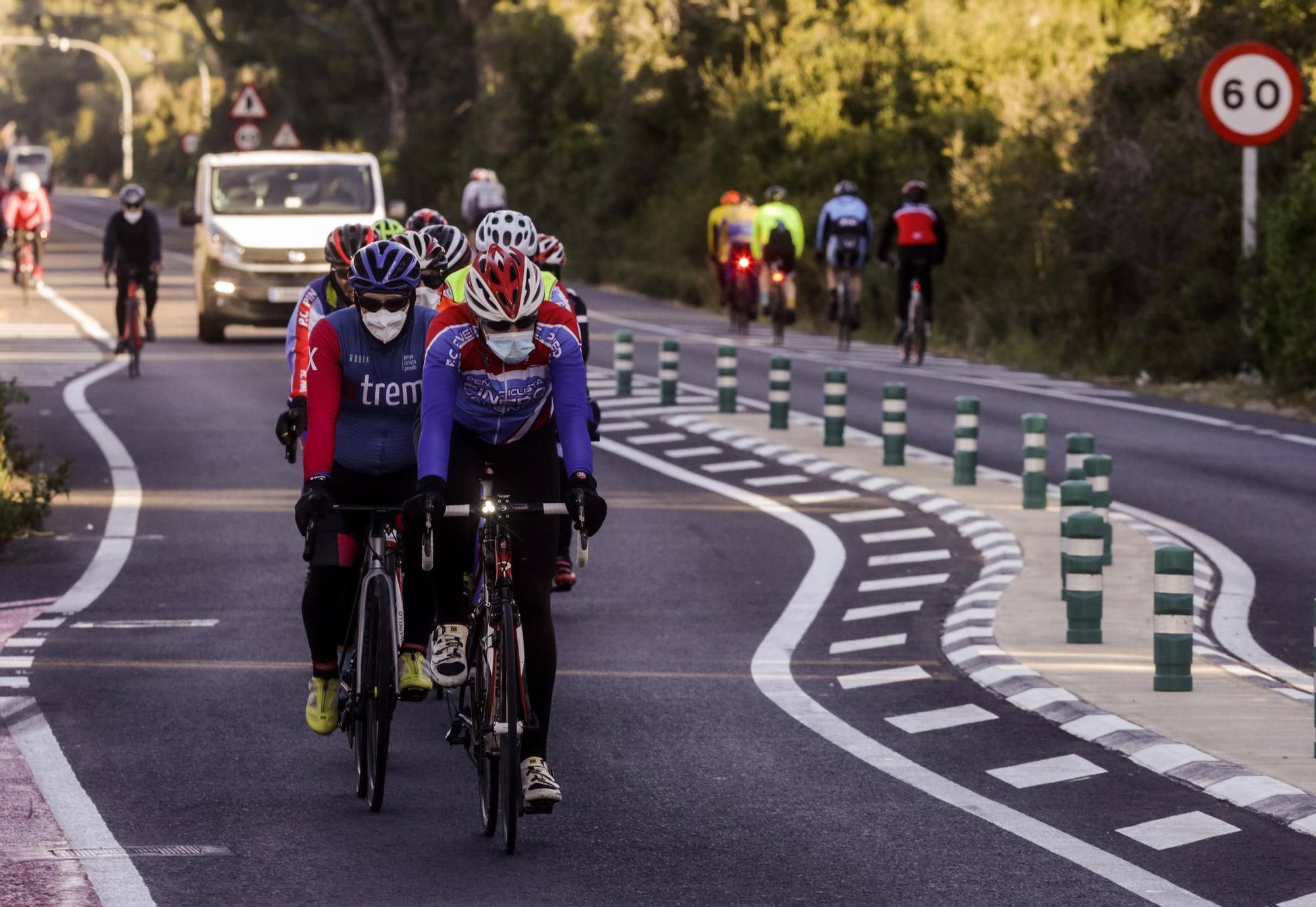 Los ciclistan abarrotan la carretera del Saler