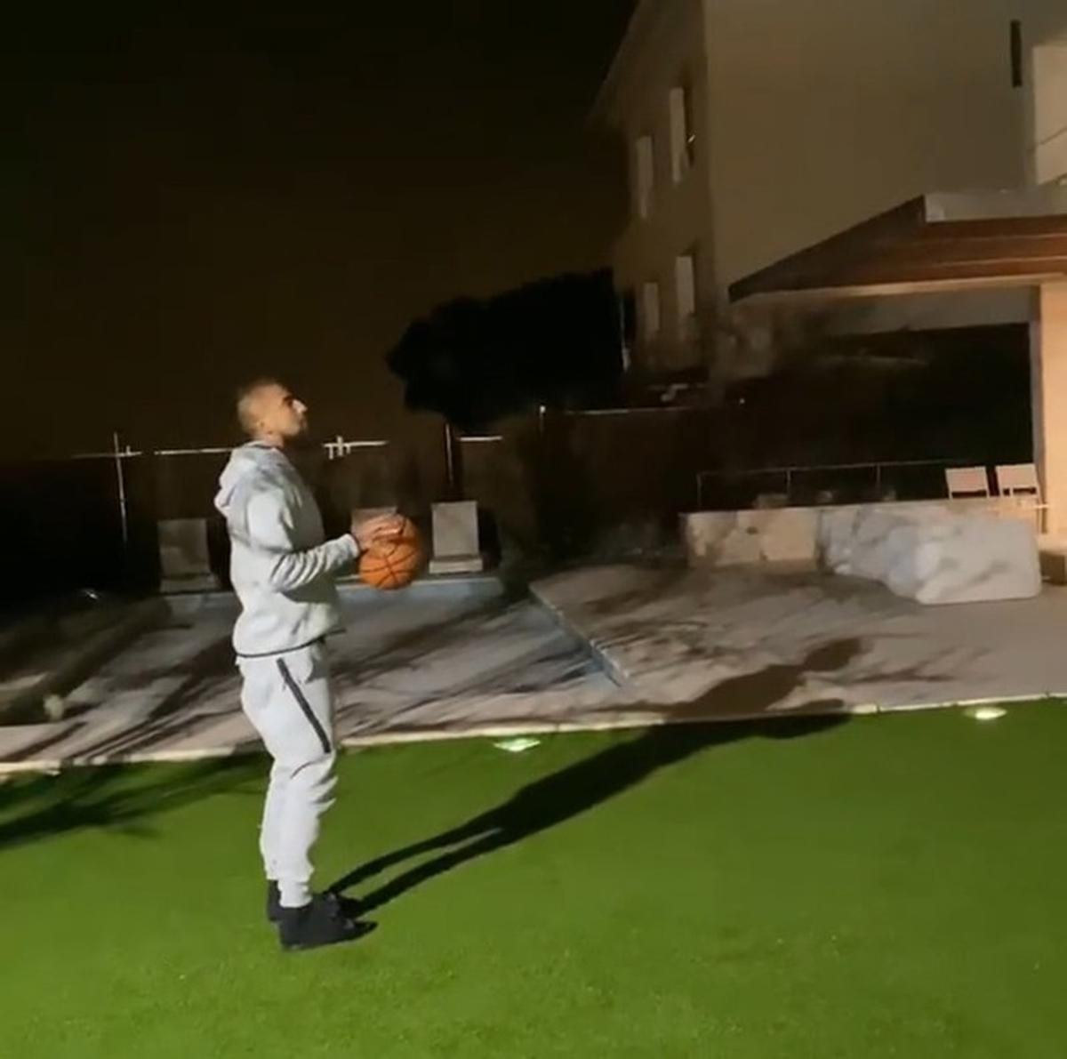 Arturo Vidal jugando a baloncesto en su casa  #yomequedoencasa