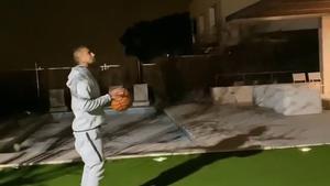 Arturo Vidal jugando a baloncesto en su casa  #yomequedoencasa