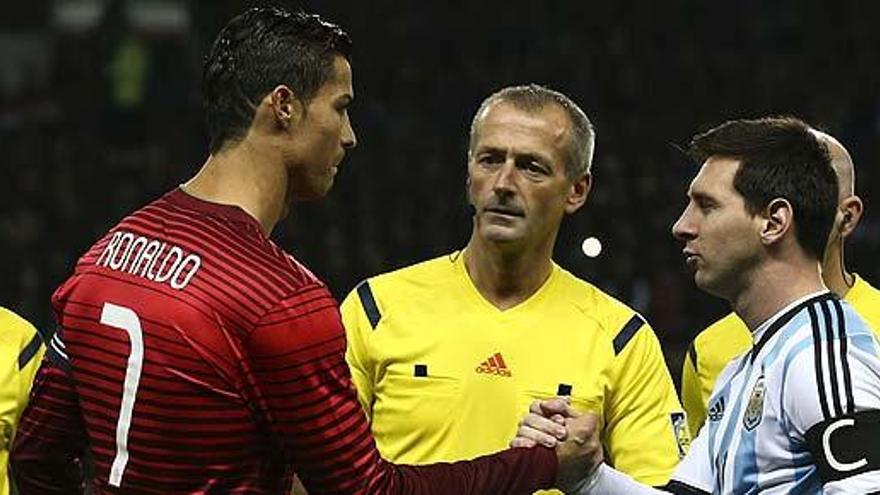 Ronaldo y Messi se saludan antes del partido.
