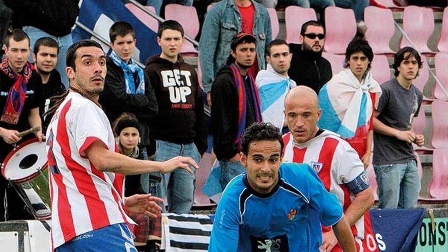 Martín persigue un balón tras escaparse de los rojiblancos Carril y Pablo Rodríguez.