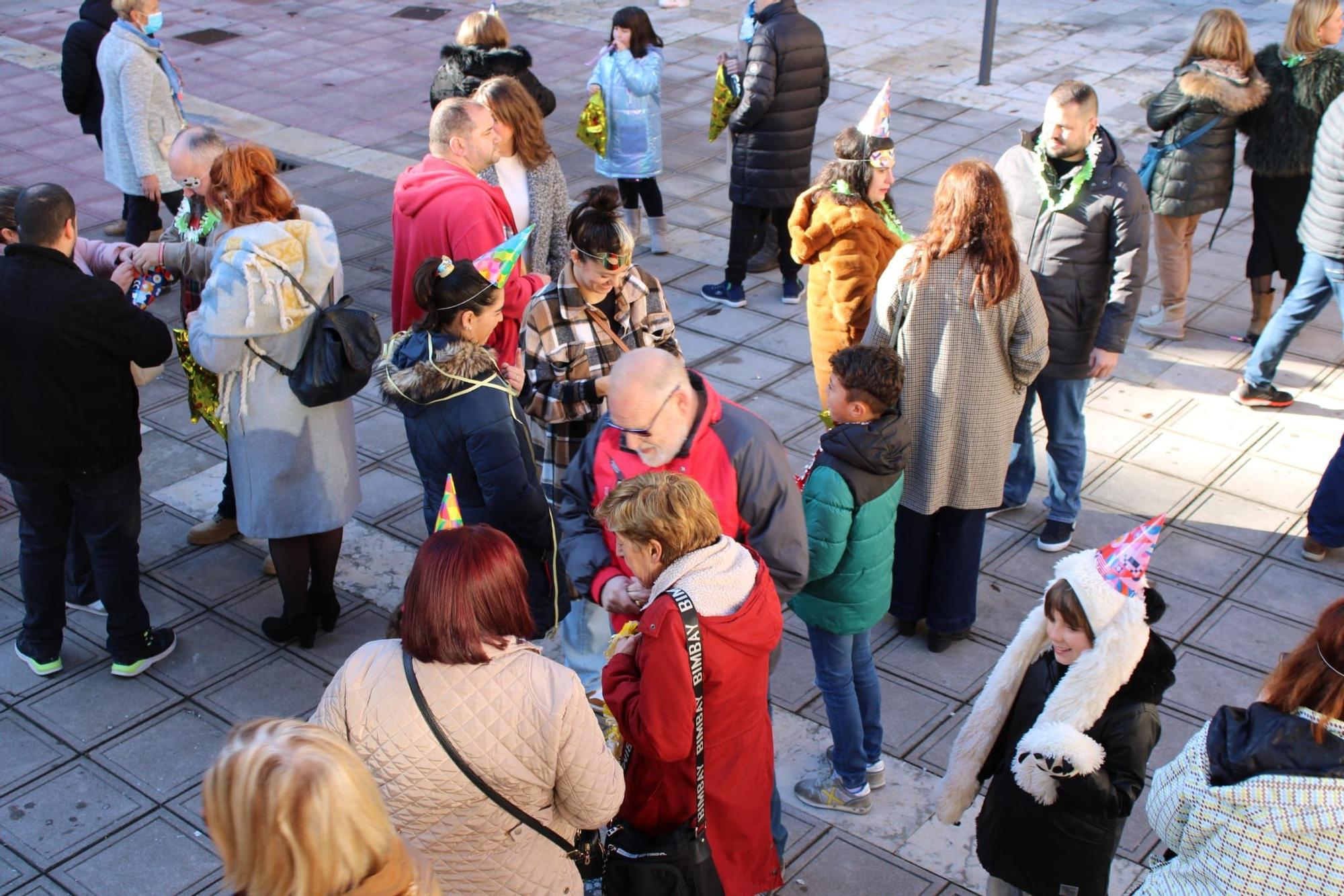 Así fue la Nochevieja anticipada en San Martín del Rey Aurelio: cientos de personas dieron la bienvenida al 2024 a las 12.25 del día 30