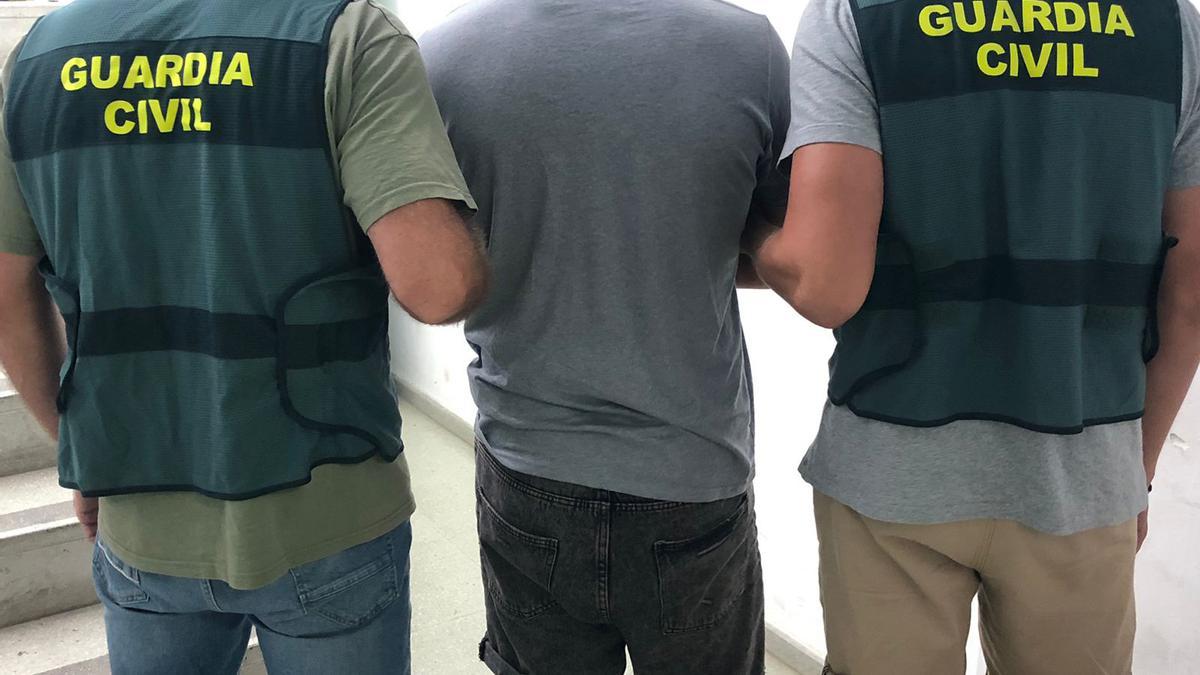 Agentes de la Guardia Civil con el detenido por dar marihuana a cambio de sexo a una menor en Calvià