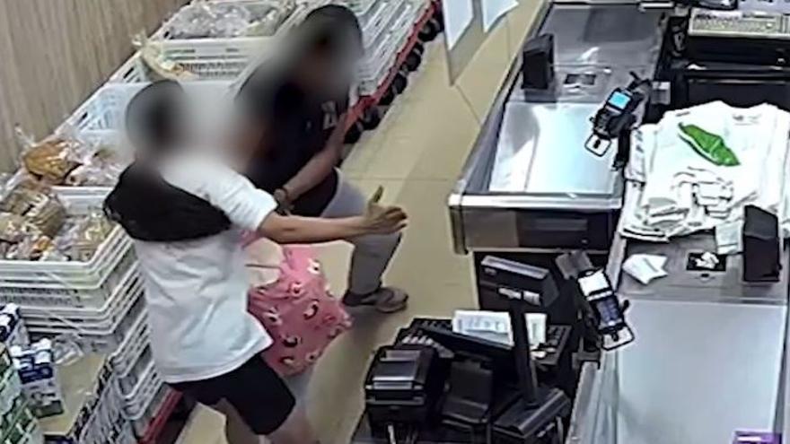 Vídeo. Detenen una dona per robar en un supermercat i agredir una treballadora