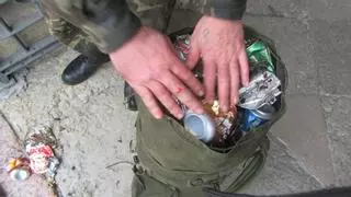 Otra "mochilada" de latas vacías recolectadas a la entrada de Cangas de Onís