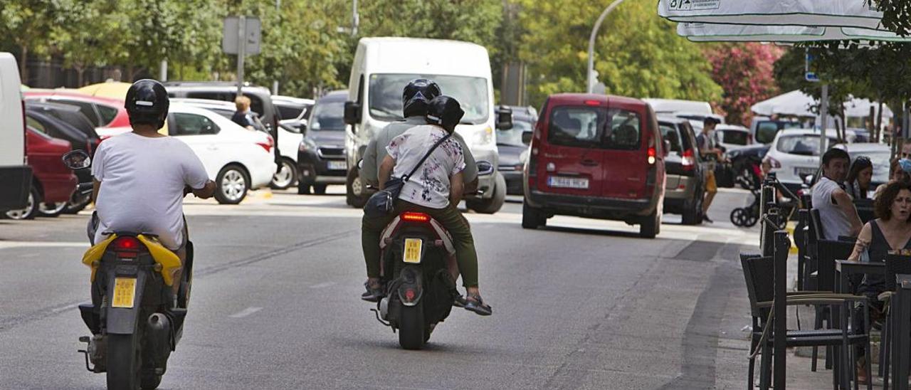 Tráfico de coches y motocicletas por la avenida Jaume I de Canals, en una imagen de este verano