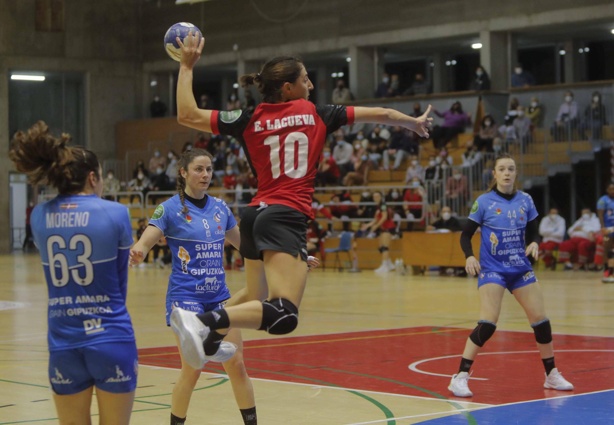 Las imágenes del BM Morvedre y el Amara Bera Bera, en el partido de la Copa de la Reina.