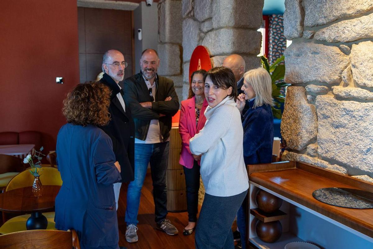 Lorenza, con los responsables del hotel, el alcalde de Baiona, Jesús Vázquez Almuiña, y el concejal de Urbanismo, José Ángel Bahamonde.