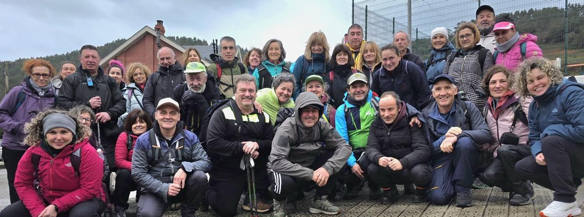 Integrantes del grupo de montaña La Chiruca de Cudillero, en una pasada ruta.
