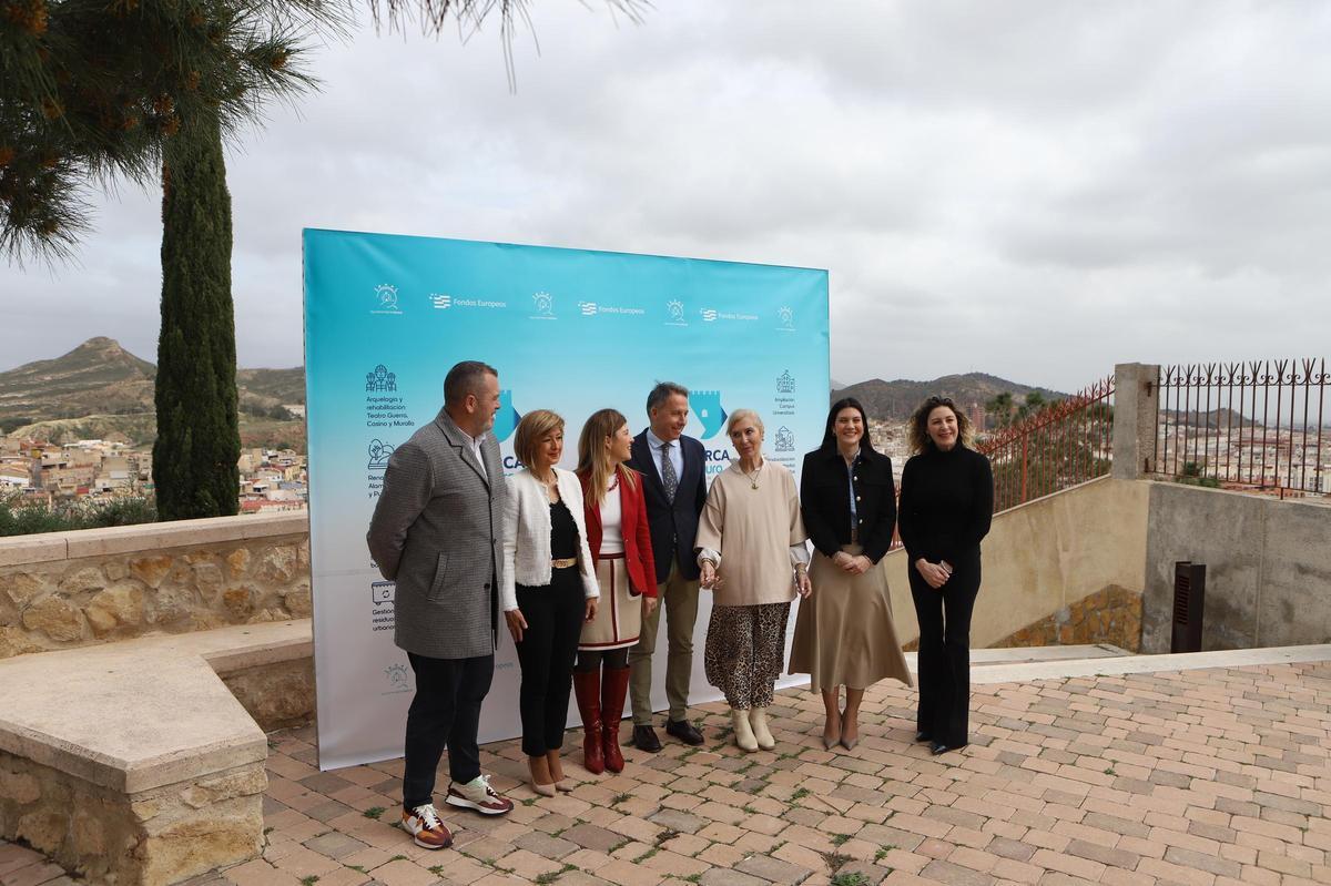 El alcalde y parte de la Corporación Municipal tras la presentación.