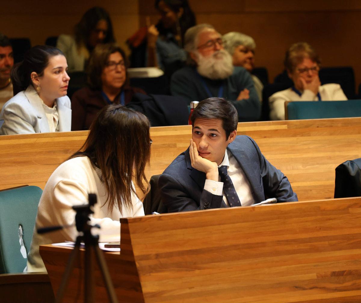 Borja Sanjuán con Sandra Gómez en el pleno municipal de València.