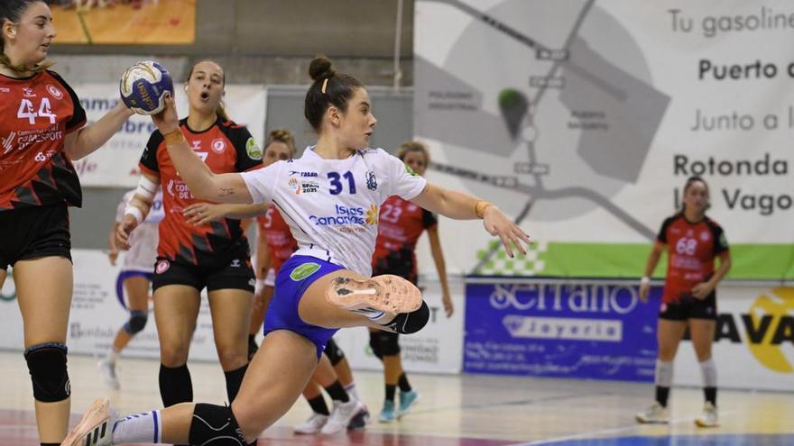 María Zaldua lanza a portería en un partido con el Balonmano Salud Tenerife.