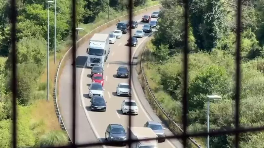 Dos horas de atasco monumental (con más de seis kilómetros) en la autopista Y por tres accidentes sin heridos
