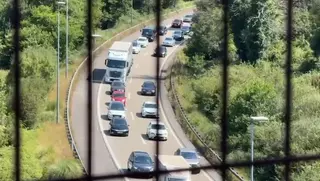 Dos horas de atasco monumental (con más de seis kilómetros) en la autopista Y por tres accidentes sin heridos