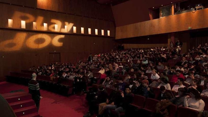 La sala uno del Play Doc de Tui llena de público, en una de las proyecciones de ayer. // Tamara de la Fuente