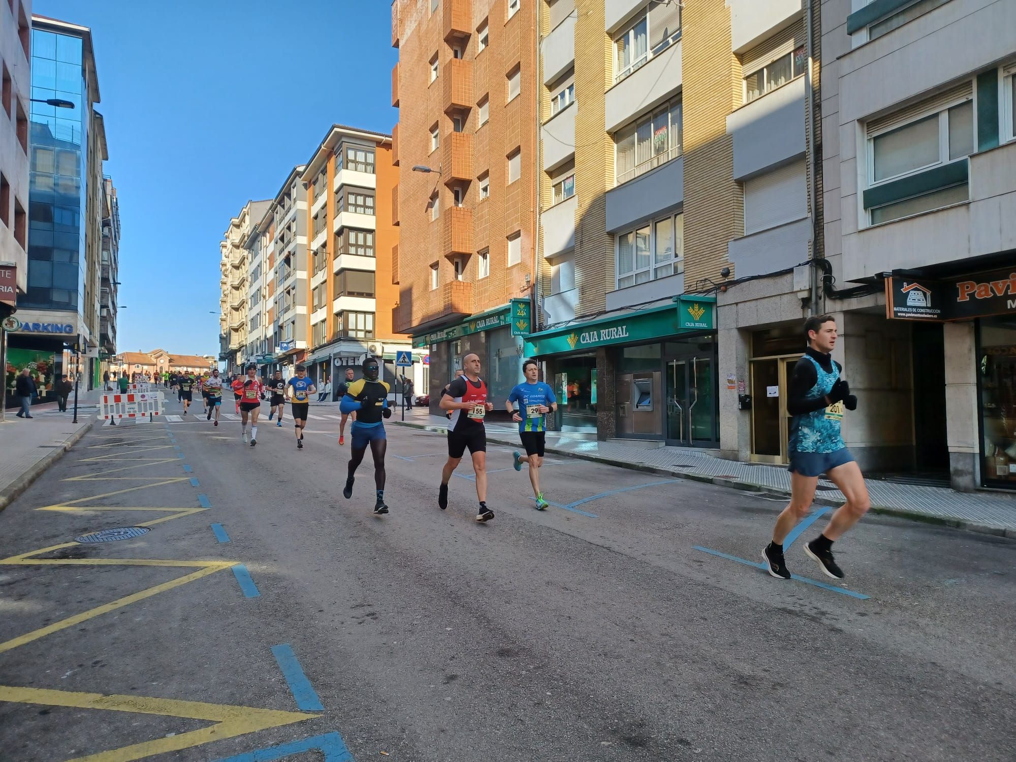 Todas las imágenes de la  XXXIII Media Maratón de Siero: así fue la gran prueba con salida en la Pola