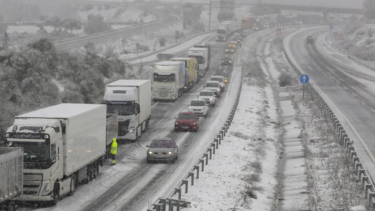 Camiones y coches quedan varados entre Guijuelo y Béjar (Salamanca) por temporal de nieve.