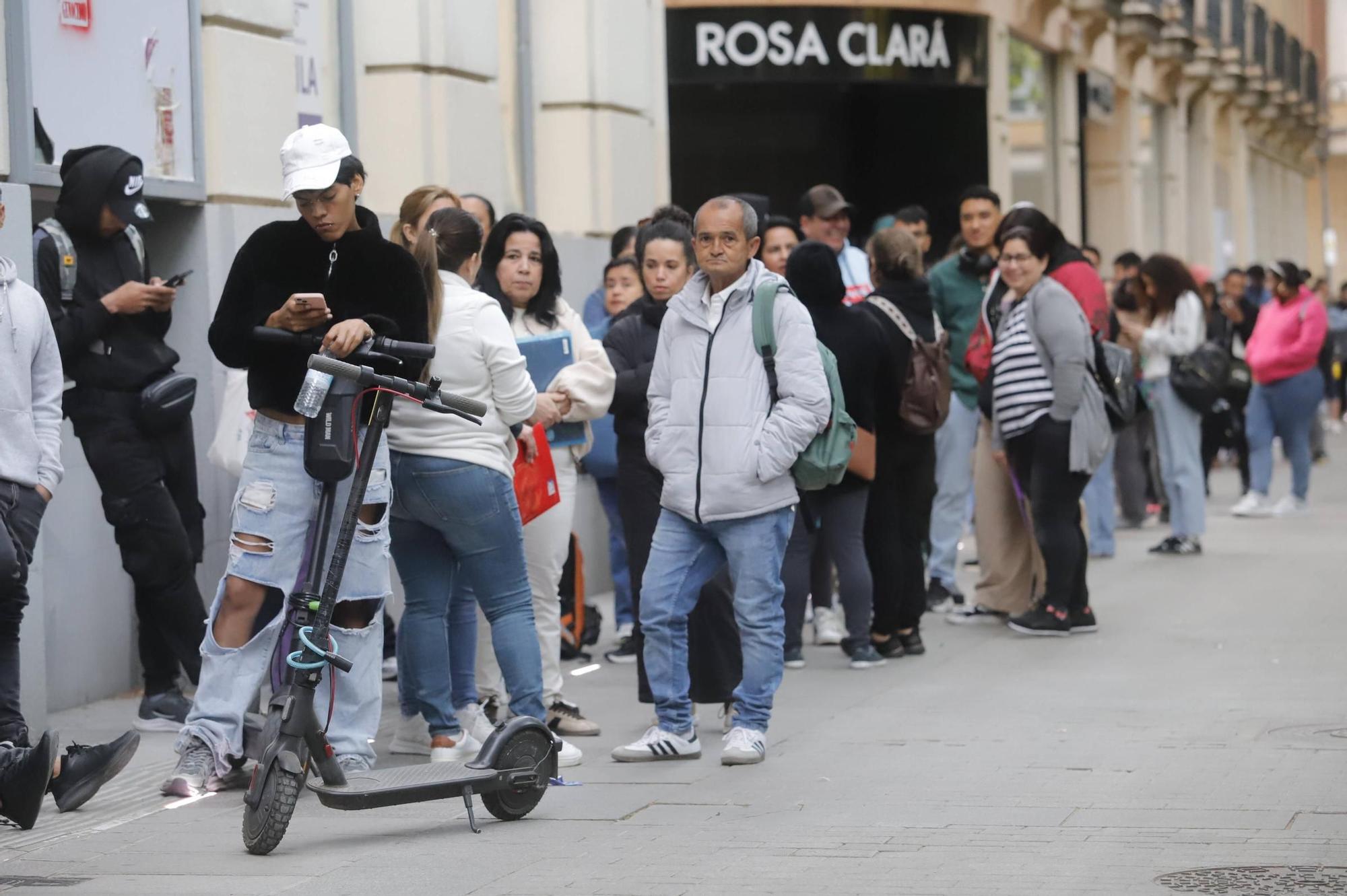 Colas de inmigrantes en una oficina del Ayuntamiento de Córdoba para solicitar documentos para la regularización, al principio del proceso.
