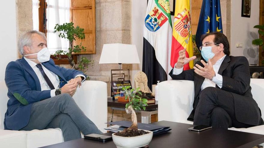 Fragoso y Vara durante la reunión que mantuvieron ayer en Mérida.