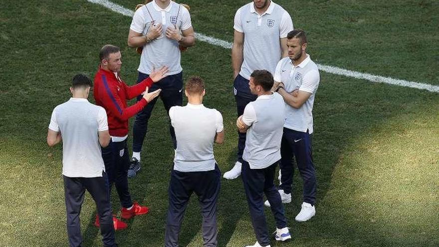 Los jugadores de Inglaterra conversan en el estadio de Niza.