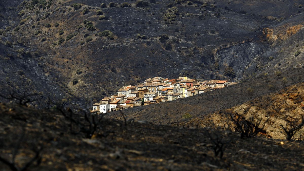 El pueblo de Moros, rodeado de laderas y barrancos arrasados por las llamas.