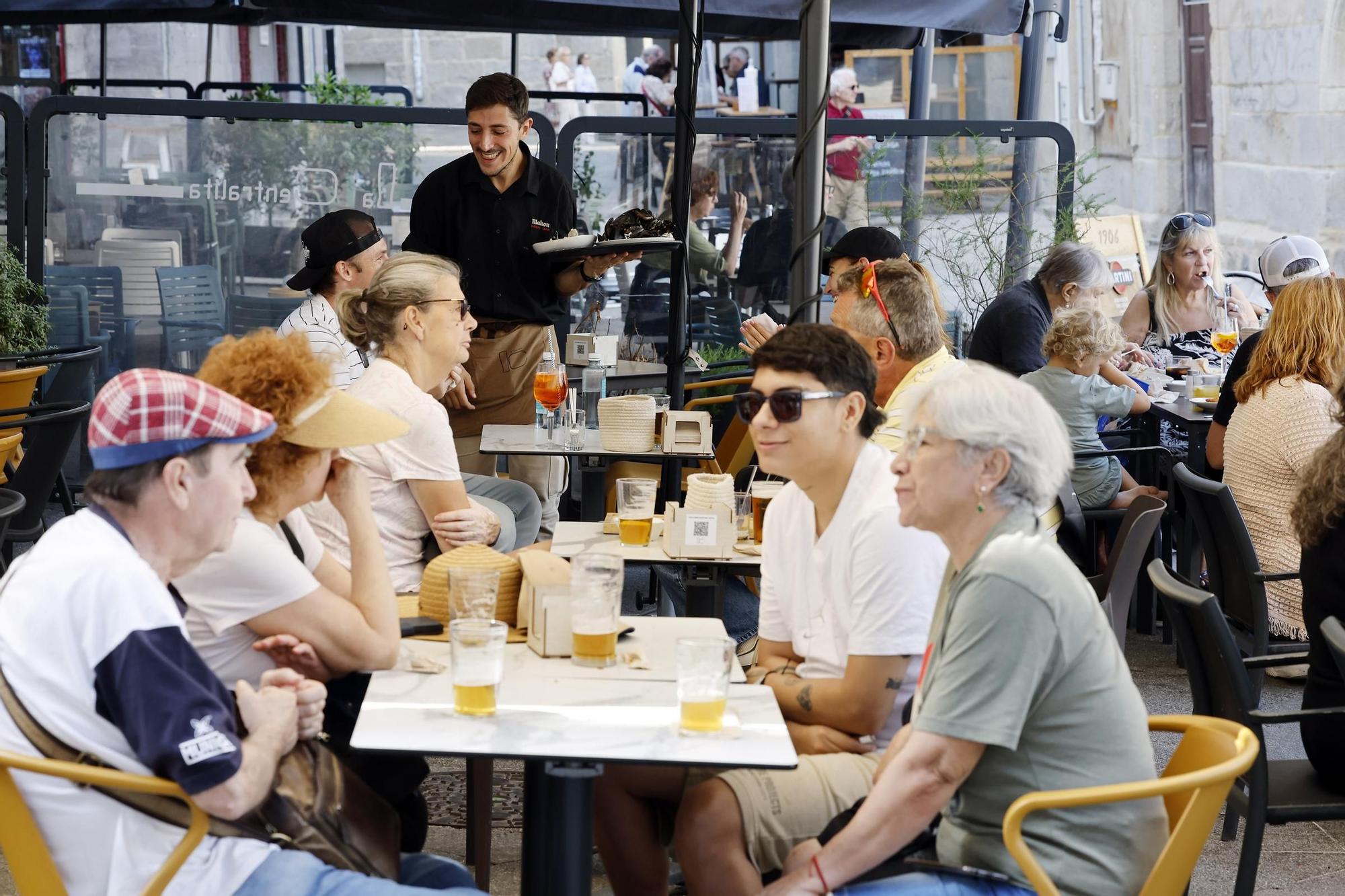 Visitantes y cruceristas del Island Sky y Costa Favolosa animaron un Vigo soleado