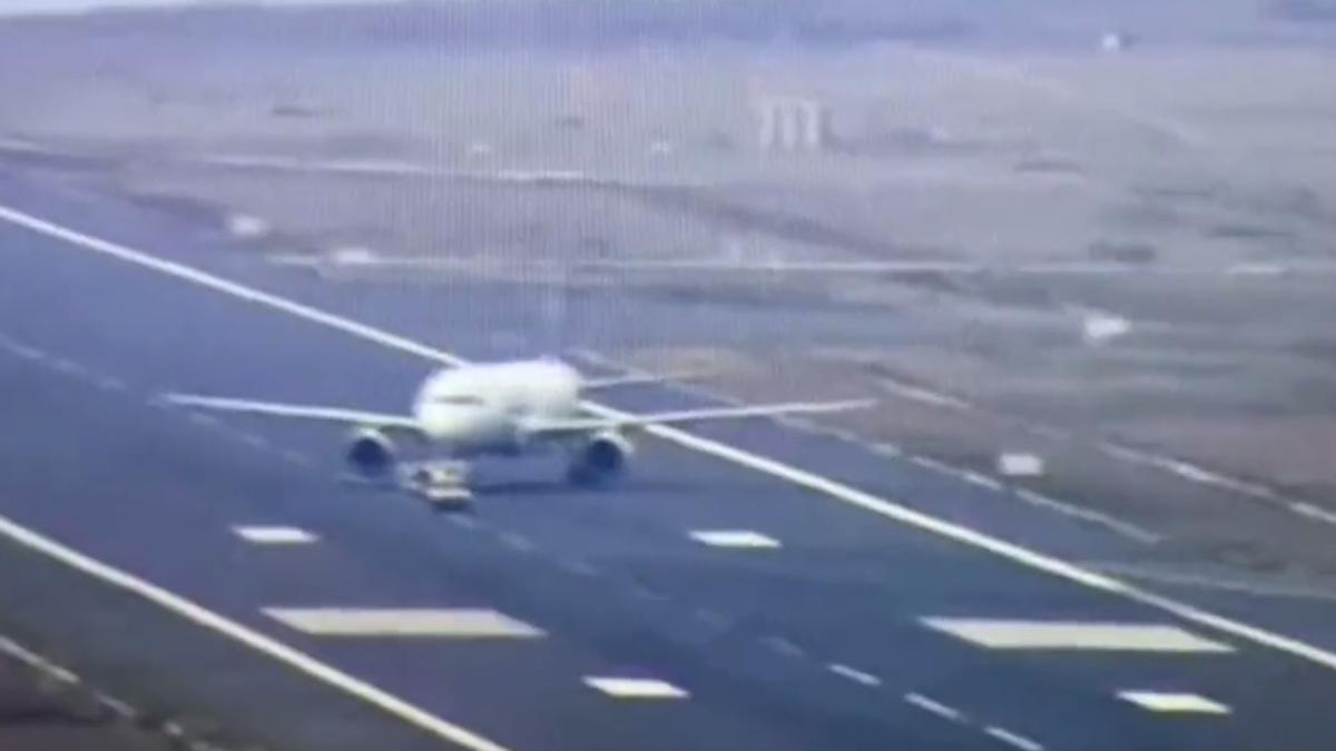 Así quedó parado un avión en la pista del aeropuerto de Lanzarote tras aterrizar