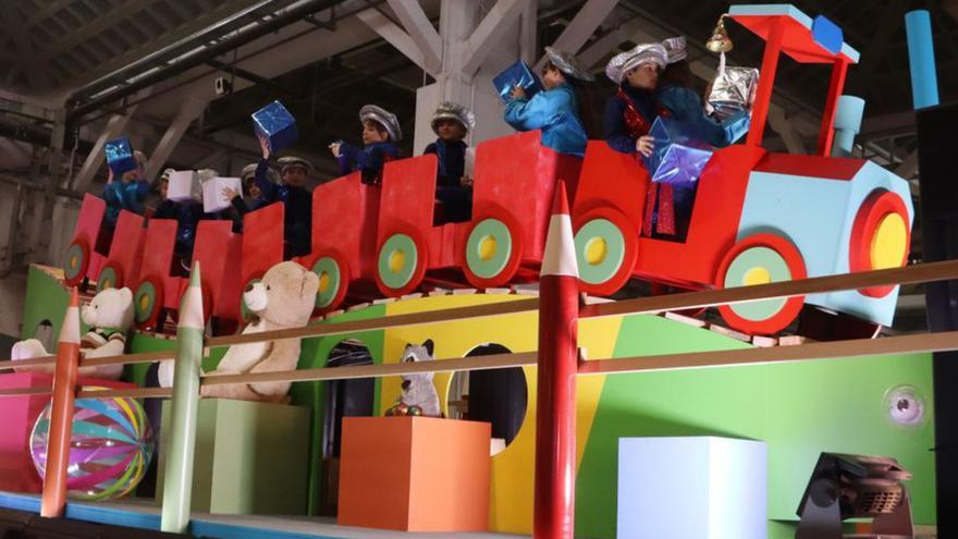 La nova carrossa de les joguines de la cavalcada de Barcelona. | MIQUEL CODOLAR / ACN