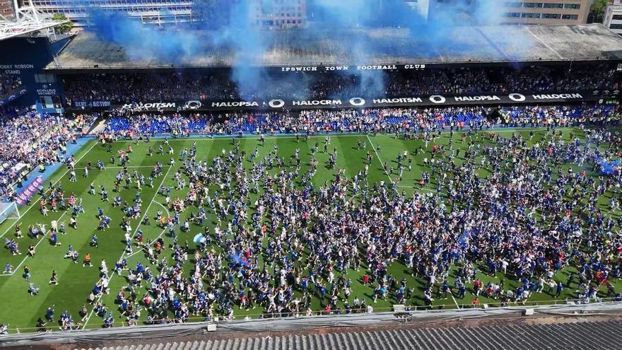 La afición del Ipswich Town celebra el ascenso a Premier League.