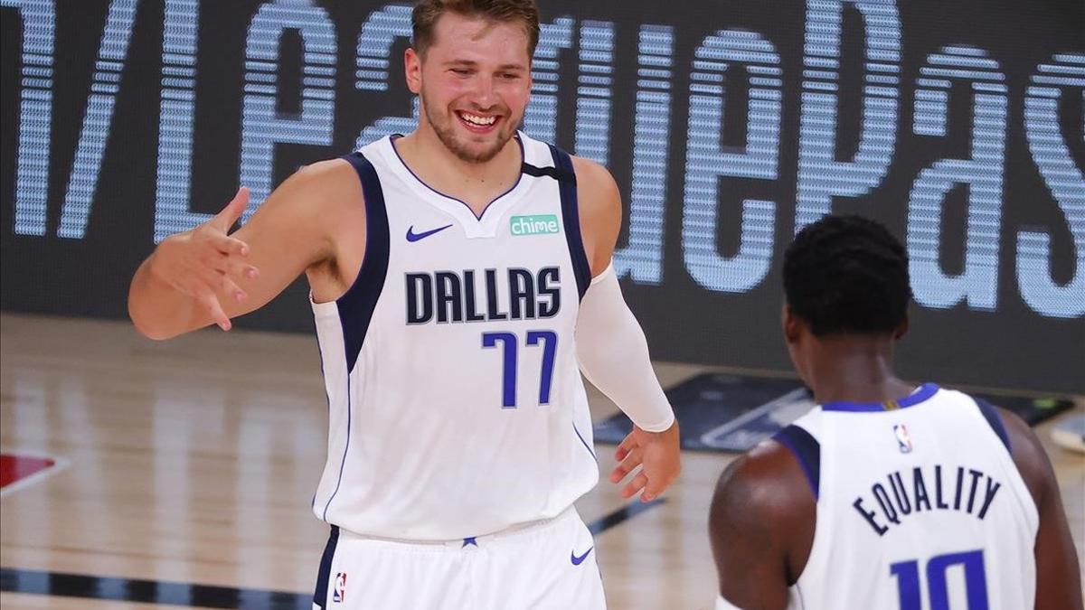 Doncic celebra un triple con su compañero Finney-Smith