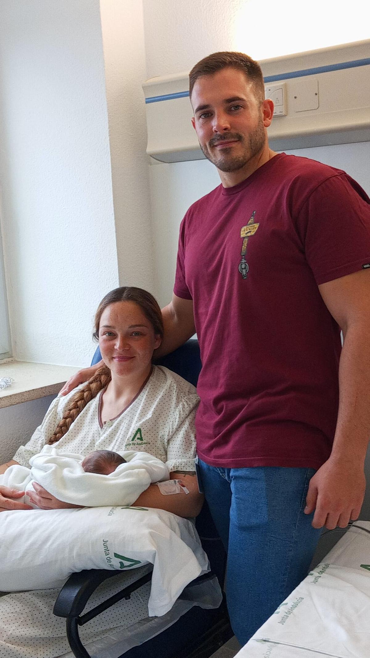 Luis y Bárbara junto a su hijo Jesús en el Hospital Materno de Málaga
