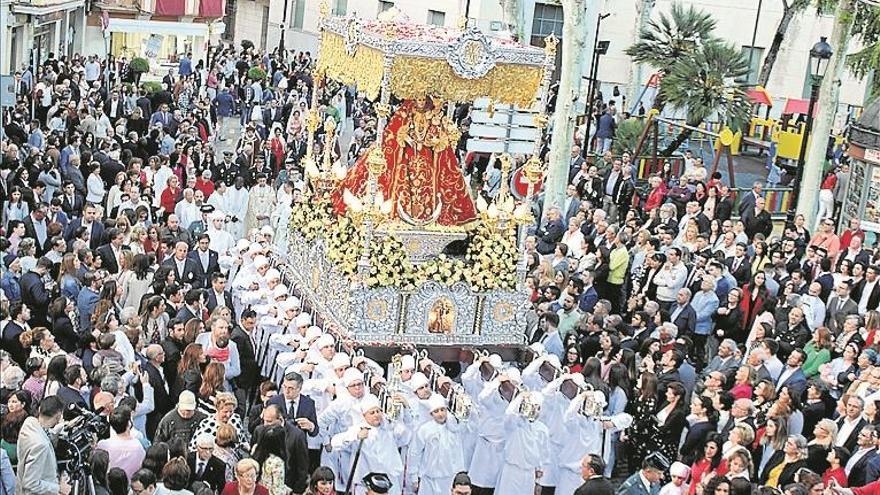 Multitudinaria procesión de la imagen de la patrona, la Virgen de Araceli