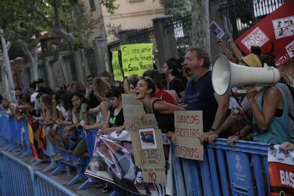 Die Schwester von König Felipe VI. besuchte mit Froilán und Victoria Federica am Donnerstag (3.8.) eine "corrida de toros".