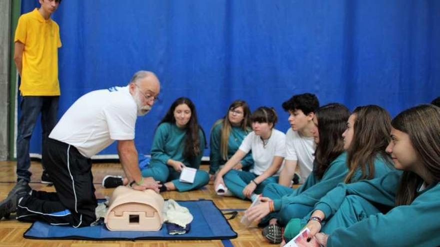 Alumnos del Liceo asisten a clases de reanimación cardiopulmonar