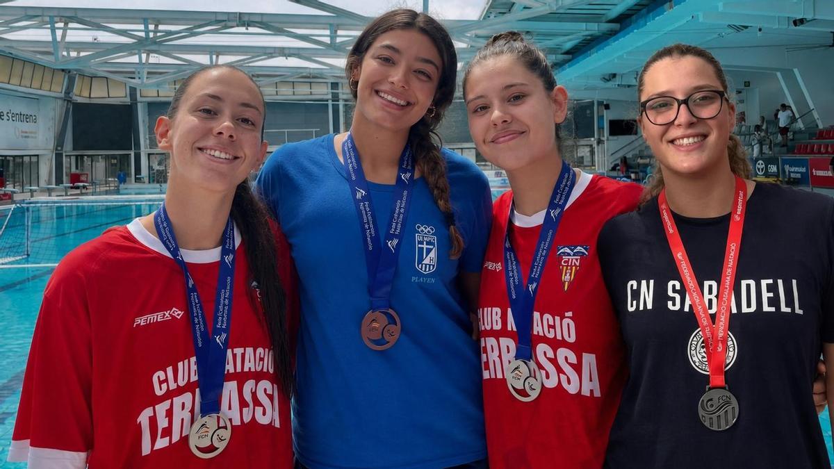 Núria Serracanta, Nekeal Cillero, Arlet Serracanta i Alícia Puigdellívol, amb les medalles