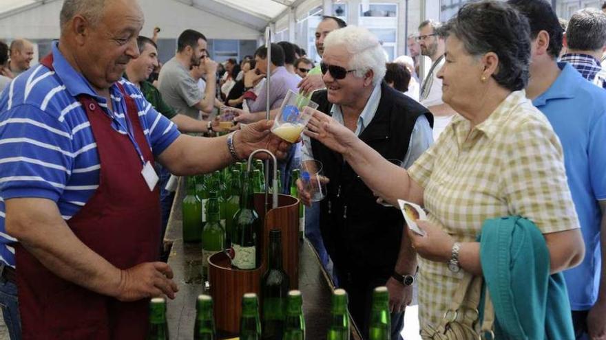 El sidrero local López Pampín, sirviendo sidra en la anterior edición de la feria. // Bernabé / Javier Lalín