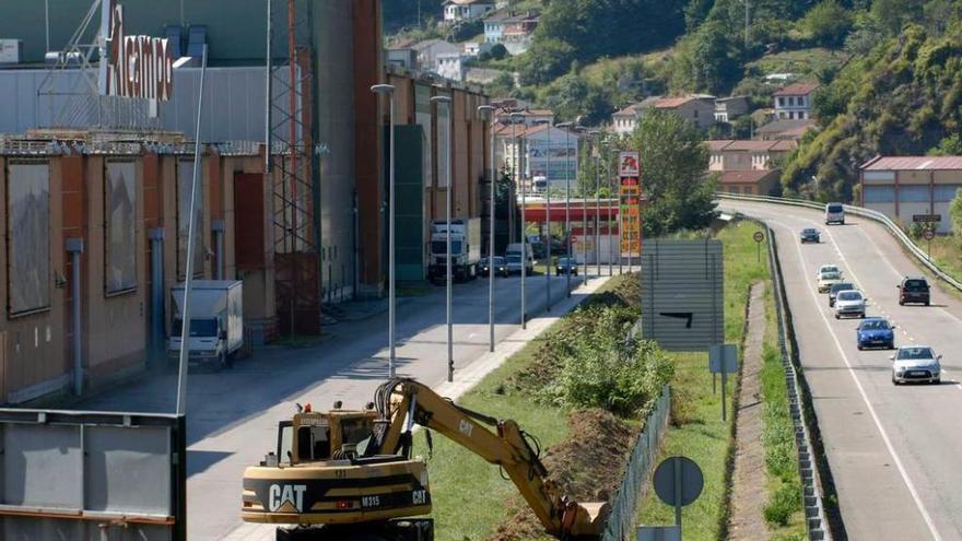 Una excavadora trabaja en las obras del enlace del Corredor del Nalón.