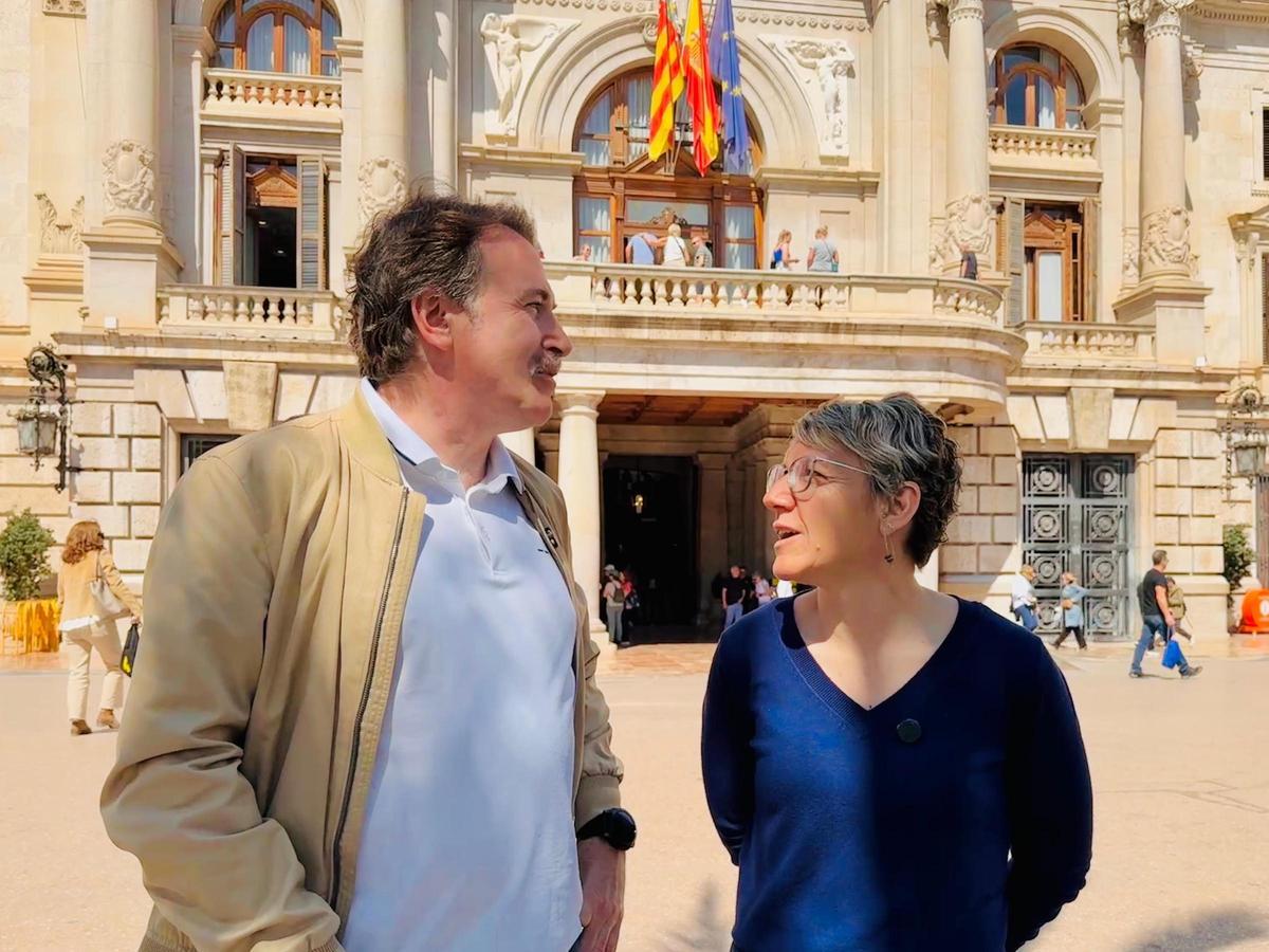 Grezzi y Robles han recordado los 5 años de peatonalización de la plaza del Ayuntamiento.