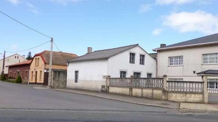 Al fondo, casas donde antes estaba la fábrica de loza, en Abeleiras. / i.r