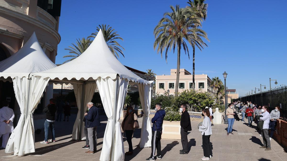 Colas en el Hospital de la Malva-rosa de València.