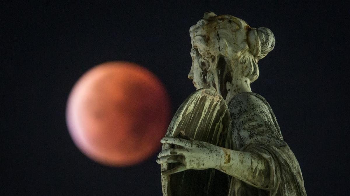 rjulve31262953 a so called  blood moon  can be seen behind a statue during 180718125135