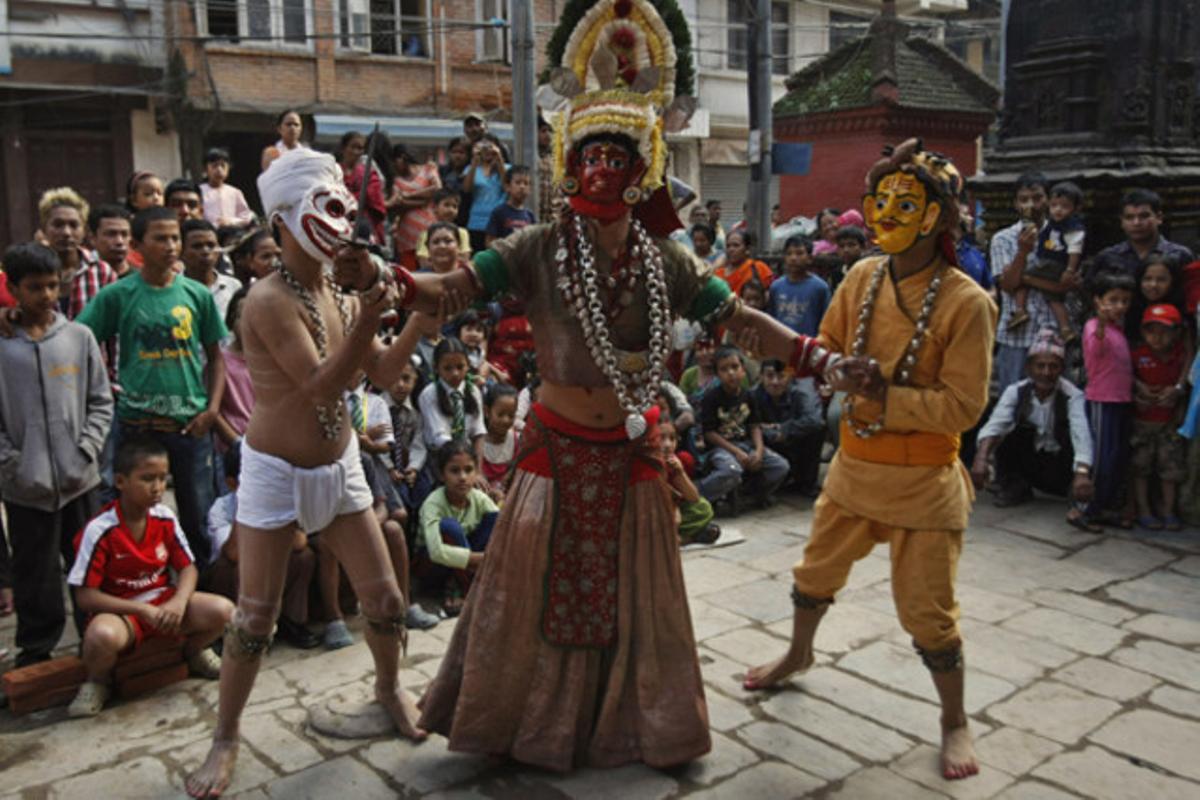 Ballarins nepalesos fan un ball tradicional amb màscares durant el festival d’Indra Jatra a Kàtmandu(Nepal).