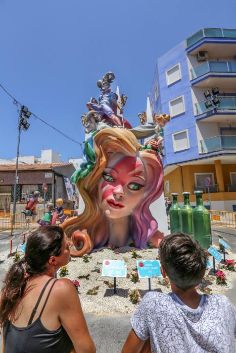 La espectacular Hoguera de Molinos del Calvario de Torrevieja ya está instalada en el barrio. La fiesta de San Juan cumple 25 años.