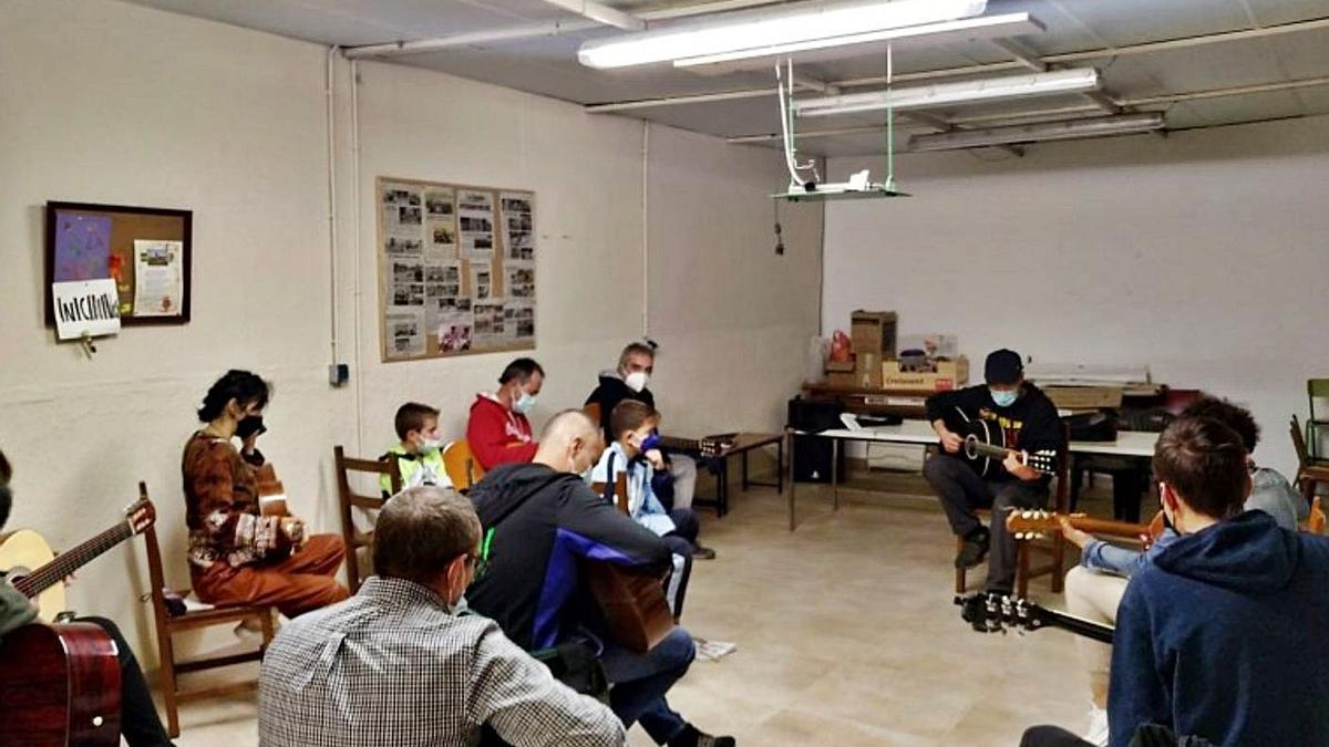 Primera clase del curso de guitarra impartido en el local de la asociación cultural.